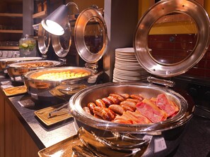 Daily buffet breakfast (GBP 10.00 per person) - B&B HOTEL Birmingham Centre (Birmingham)