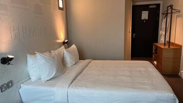 Kahden hengen huone | 1 makuuhuone, allergiatestatut vuodevaatteet, työpöytä, pimennysverhot