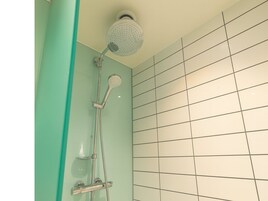 Habitación con 2 camas individuales | Baño | Ducha, artículos de higiene personal ecológicos y secador de pelo