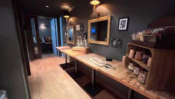 Daily buffet breakfast (GBP 10.00 per person)