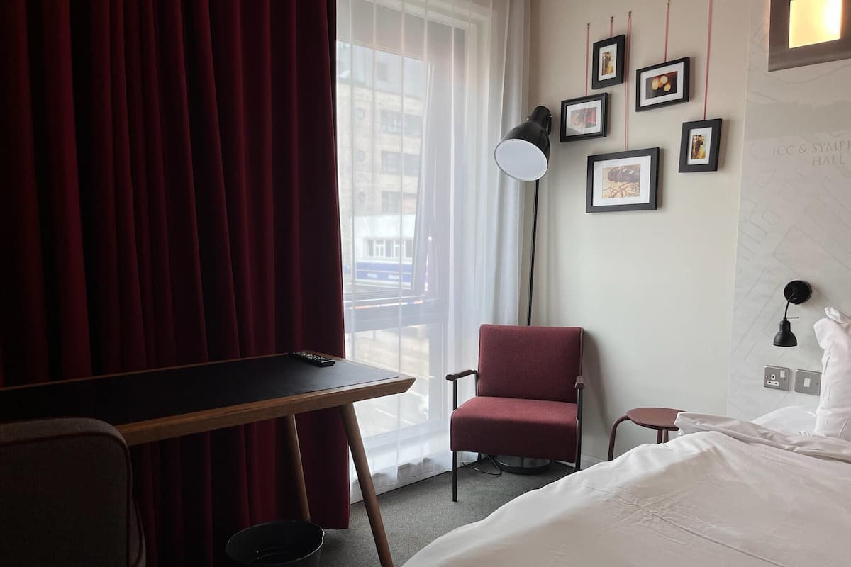 Twin Room | 1 bedroom, hypo-allergenic bedding, desk, blackout curtains