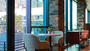 Se sirven desayunos, comidas y cenas