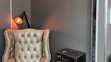 1 bedroom, hypo-allergenic bedding, desk, blackout curtains