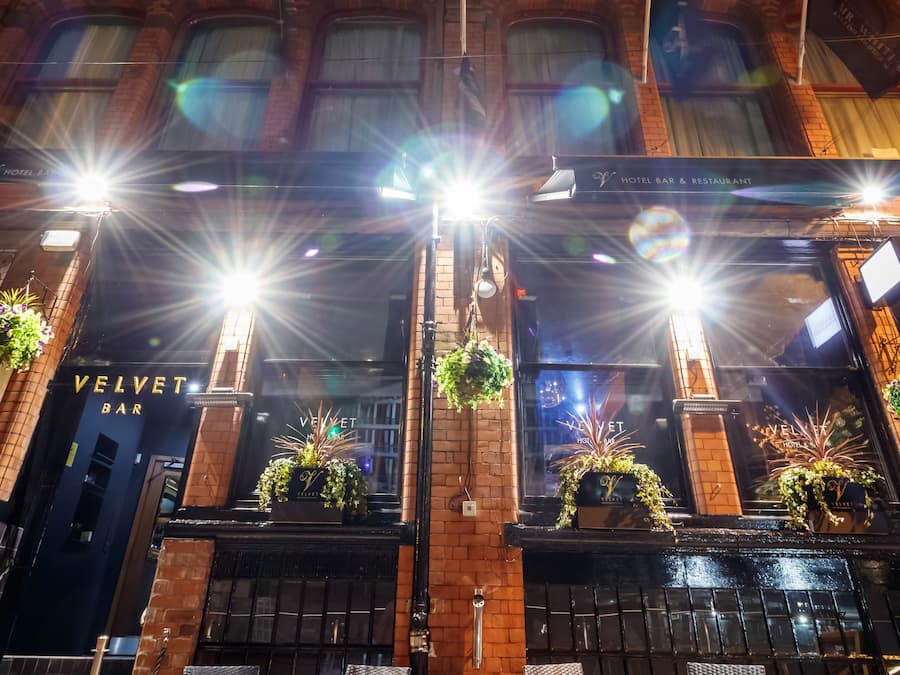 Voorkant accommodatie - avond/nacht