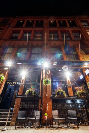 Mặt tiền nơi lưu trú - ban đêm