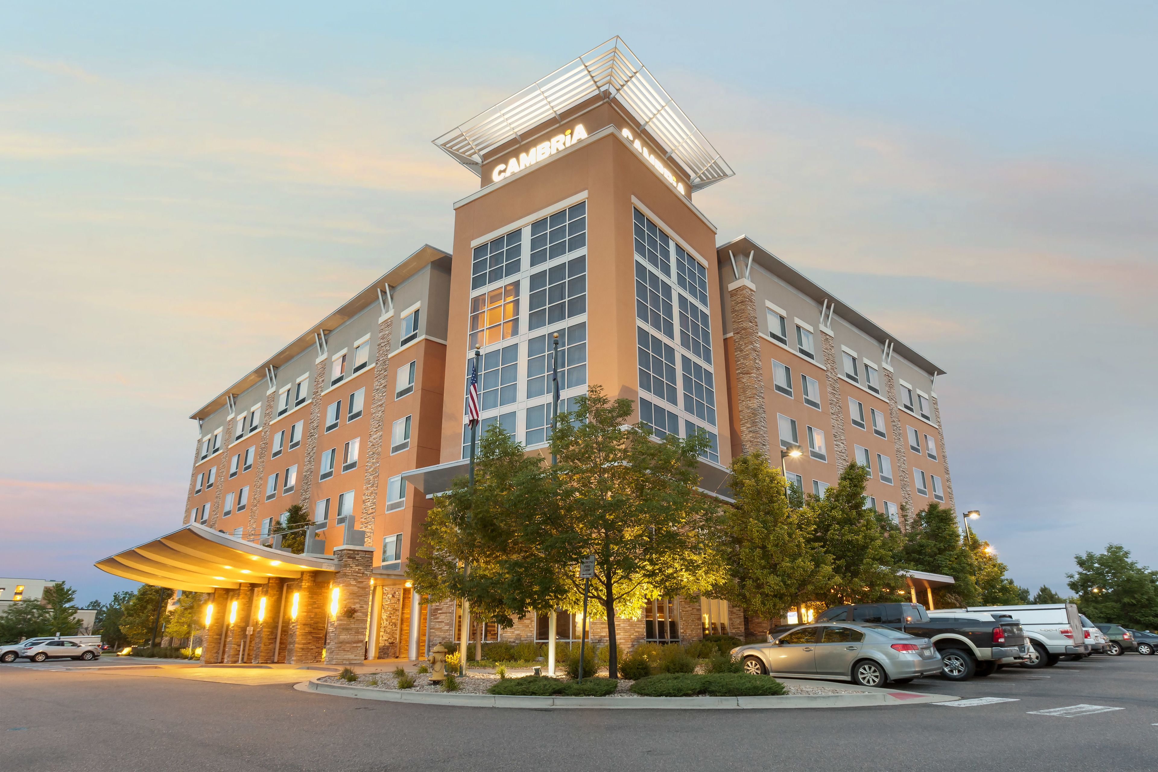 施設の正面 (日没後)