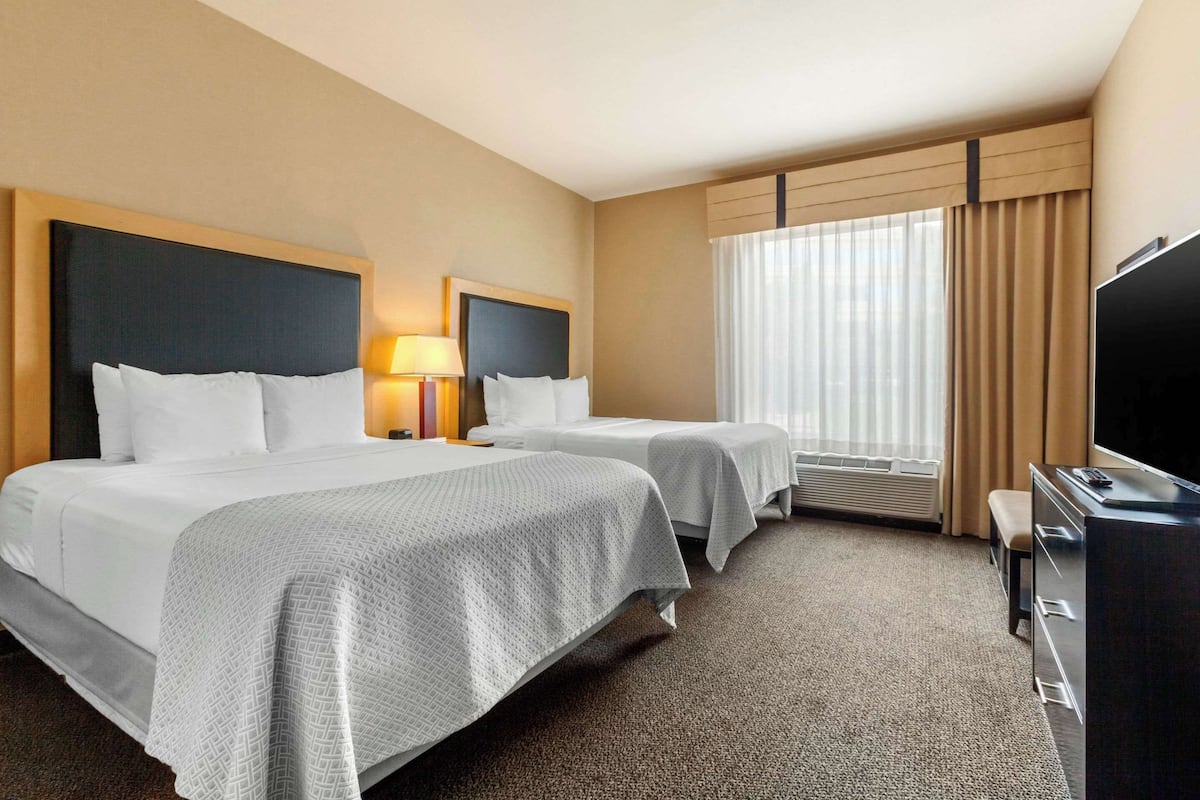 1 bedroom, premium bedding, desk, blackout curtains