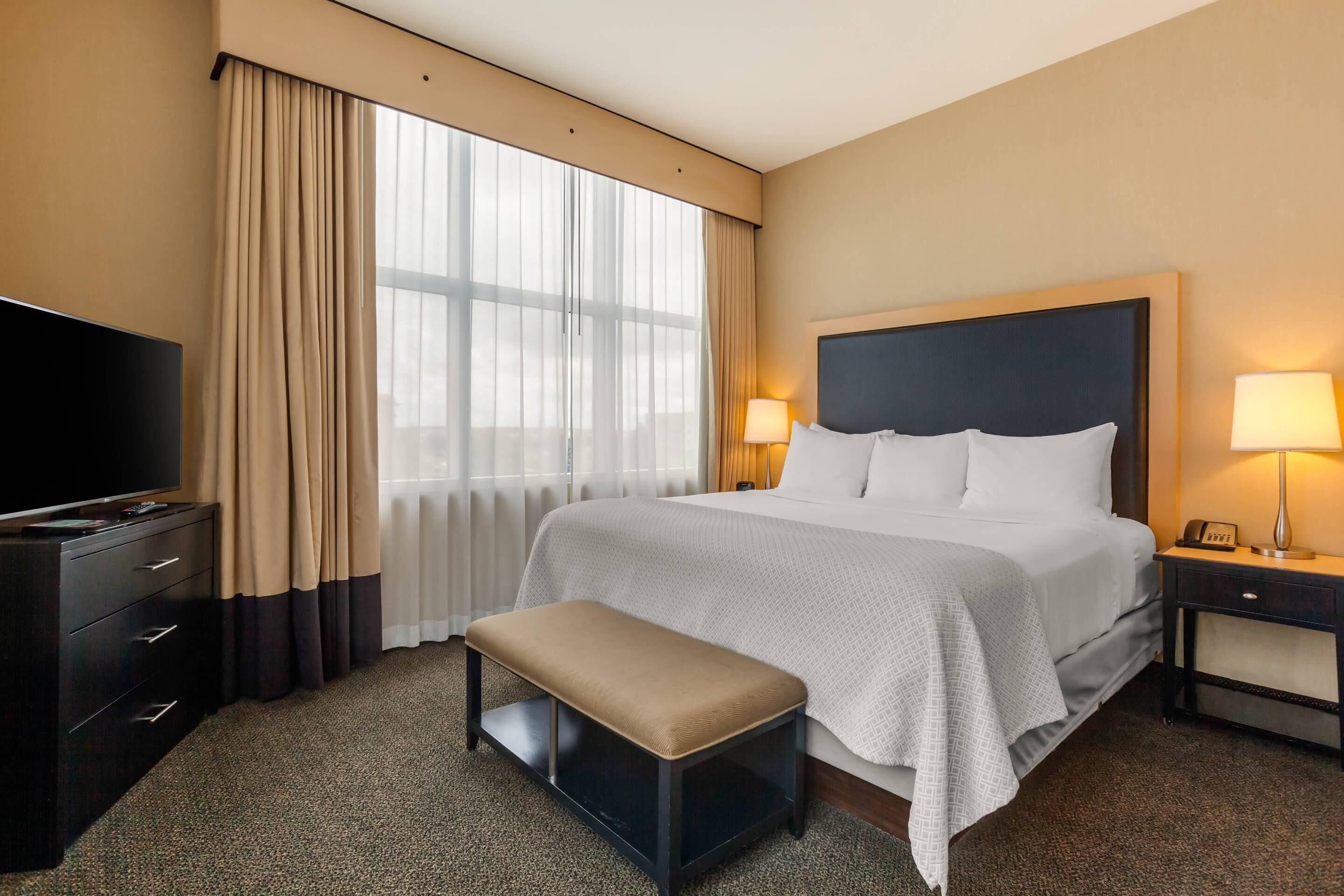 Suite, 1 King-Bett und Schlafsofa, Nichtraucher, Bergblick | 1 Schlafzimmer, hochwertige Bettwaren, Schreibtisch