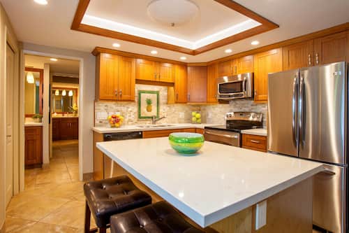 Suite, 3 habitaciones | Cocina privada | Refrigerador, microondas, parrilla de estufa y cafetera y tetera