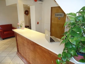 Lobby - Hotel Bon Accueil (Montreal)
