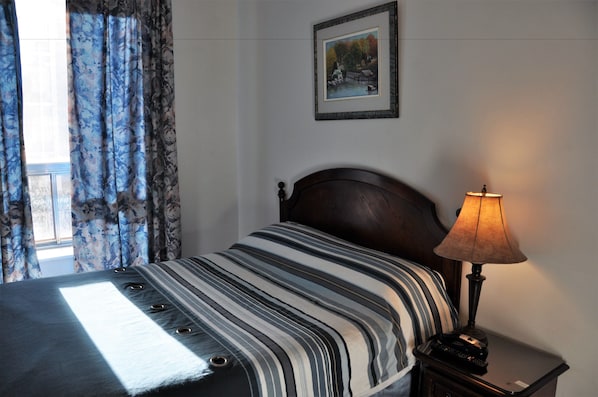 Quarto conforto, 1 cama de casal | Banheiro | Chuveiro, produtos de toalete grátis