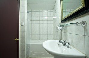 Buồng tắm vòi sen, đồ dùng nhà tắm miễn phí, máy sấy tóc, khăn tắm 