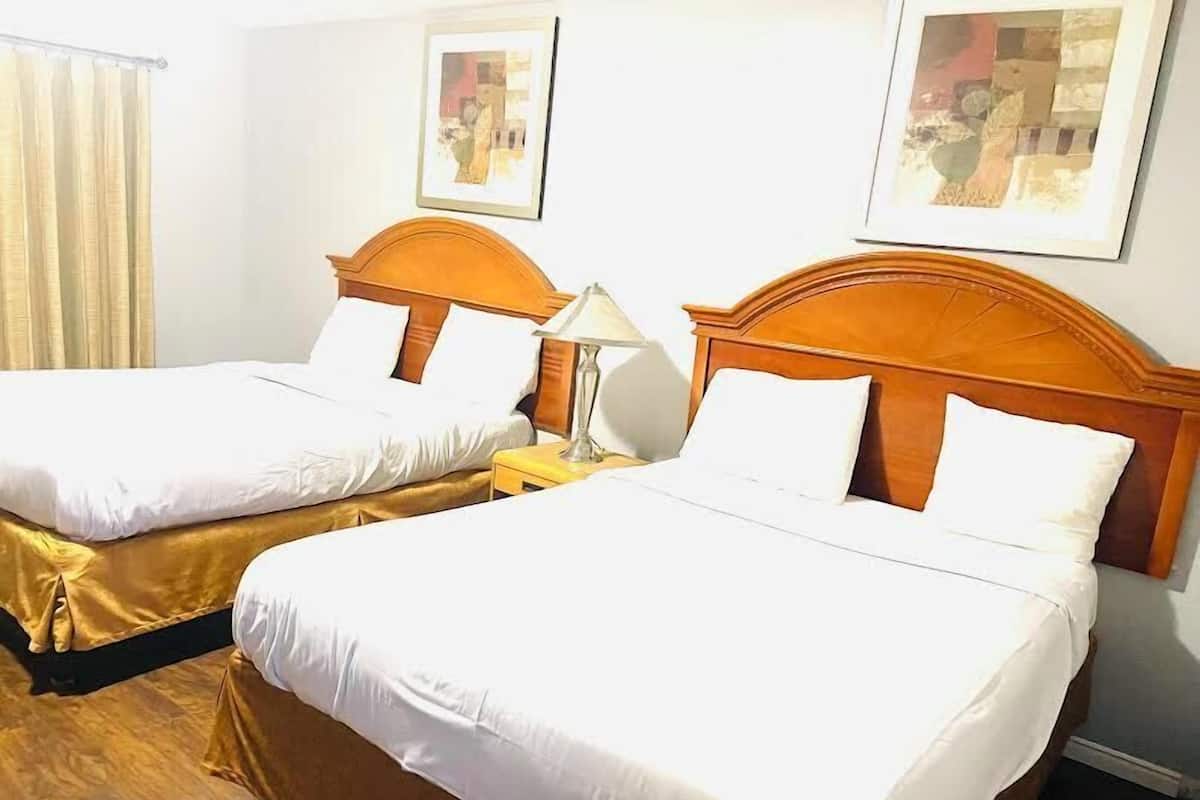 Escritorio, tabla de planchar con plancha, wifi gratis y ropa de cama