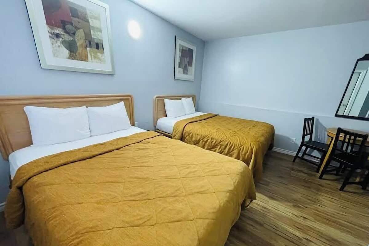 Escritorio, tabla de planchar con plancha, wifi gratis y ropa de cama