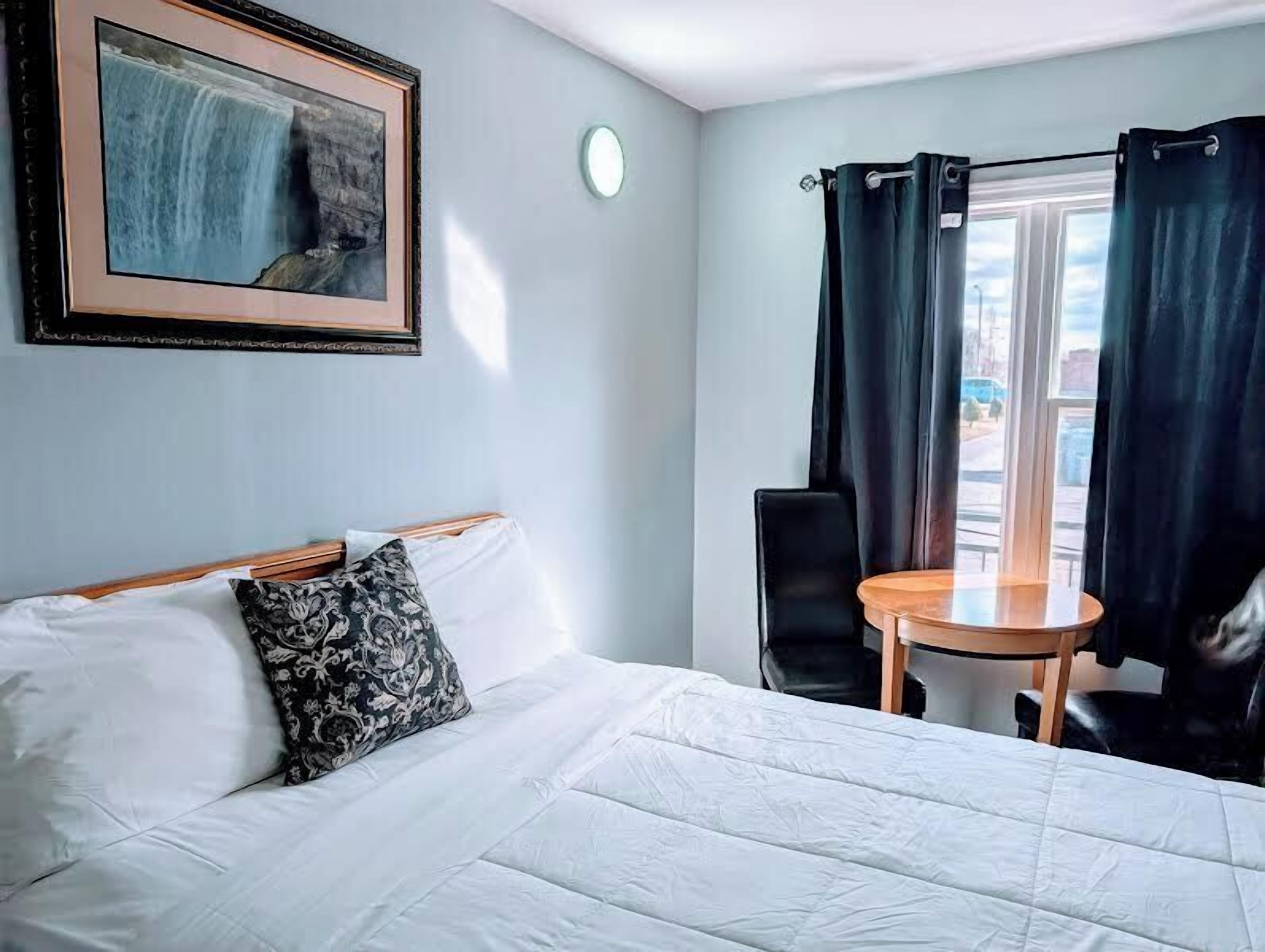 Kamar Single Basic, 1 Tempat Tidur Queen | Meja kerja, setrika/meja setrika, Wi-Fi gratis, dan seprai linen