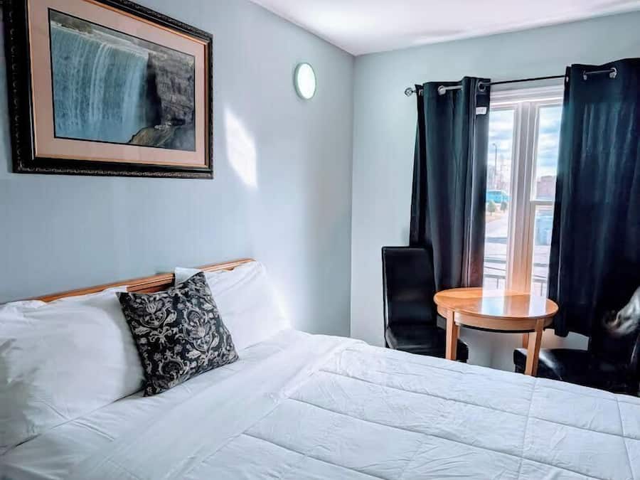 Phòng đơn cơ bản, 1 giường cỡ queen | Bàn, bàn ủi/dụng cụ ủi quần áo, truy cập Internet không dây miễn phí