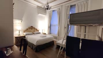 Escritorio, tabla de planchar con plancha, wifi gratis y ropa de cama