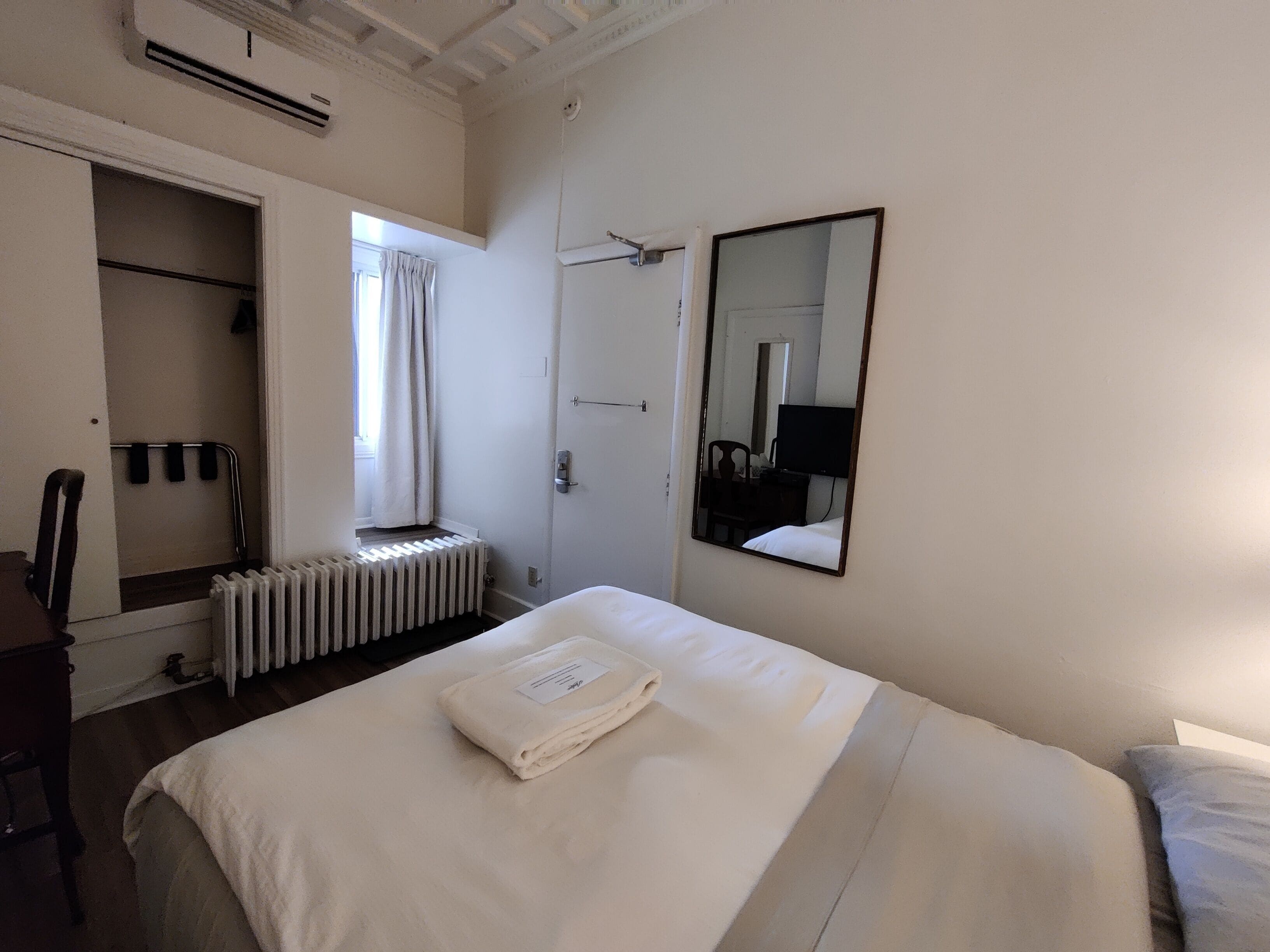 economy room, 1 double bed | 1 bedroom, desk, iron/ironing board, free wifi