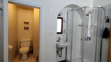 Economy Room, 1 Queen Bed | Bathroom