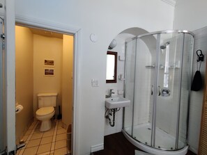 Economy-Zimmer, 1 Queen-Bett | Badezimmer | Dusche, kostenlose Toilettenartikel, Haartrockner, Handtücher
