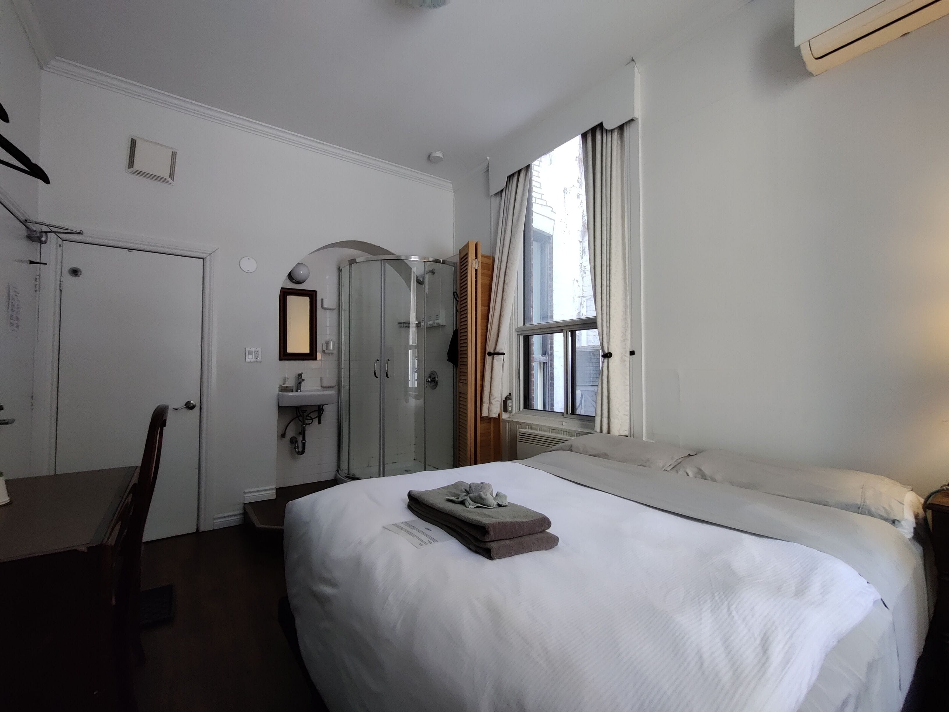 economy room, 1 queen bed | 1 bedroom, desk, iron/ironing board, free wifi