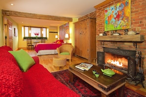 Familie suite, meerdere bedden, bubbelbad | Woonruimte | Een televisie en een iPod-dock