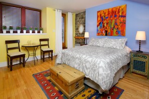 Down duvets, Select Comfort beds, desk, iron/ironing board - Auberge Les Bons Matins (Montreal)