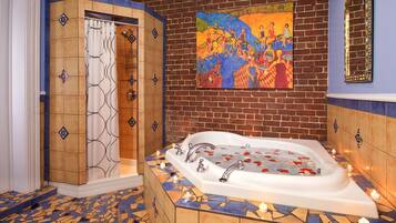 Ein Badezimmer mit einer großen Badewanne, einer Duschkabine und einem Fußboden mit Mosaikfliesen.