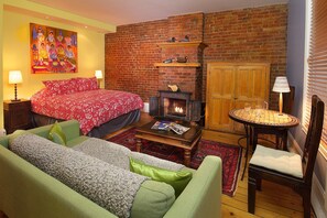 Down duvets, Select Comfort beds, desk, iron/ironing board - Auberge Les Bons Matins (Montreal)