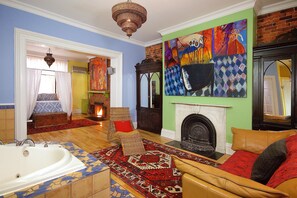 Deluxe suite, 1 queensize bed, bubbelbad | Woonruimte | Een televisie en een iPod-dock