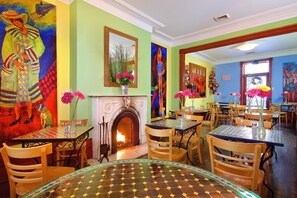 Frukostbuffé varje dag (CAD 16 per person)