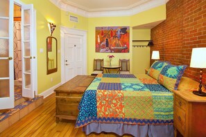 Down duvets, Select Comfort beds, desk, iron/ironing board - Auberge Les Bons Matins (Montreal)