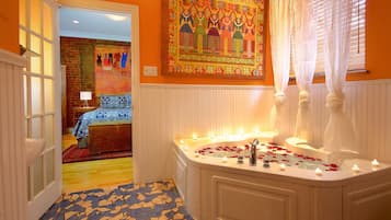 Deluxe-Zimmer, 1 Queen-Bett, Whirlpool | Badezimmer | Kostenlose Toilettenartikel, Haartrockner, Handtücher