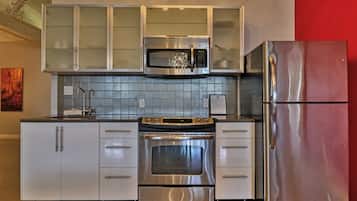 Boutique Loft, 1 Queen Bed | Private kitchen | Microwave