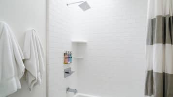 Deluxe Room, 1 King Bed | Bathroom
