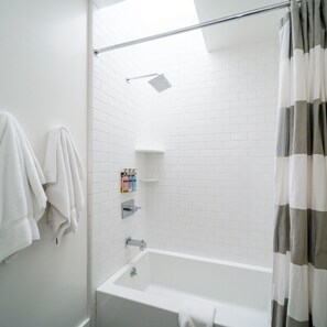 Habitación Deluxe, 1 cama King size | Baño | Regadera tipo lluvia, amenidades de baño gratuitas, secadora de cabello 