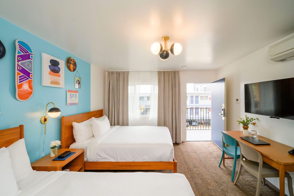 Superior kamer, 2 queensize bedden | Een kluis op de kamer, een bureau, verduisterende gordijnen