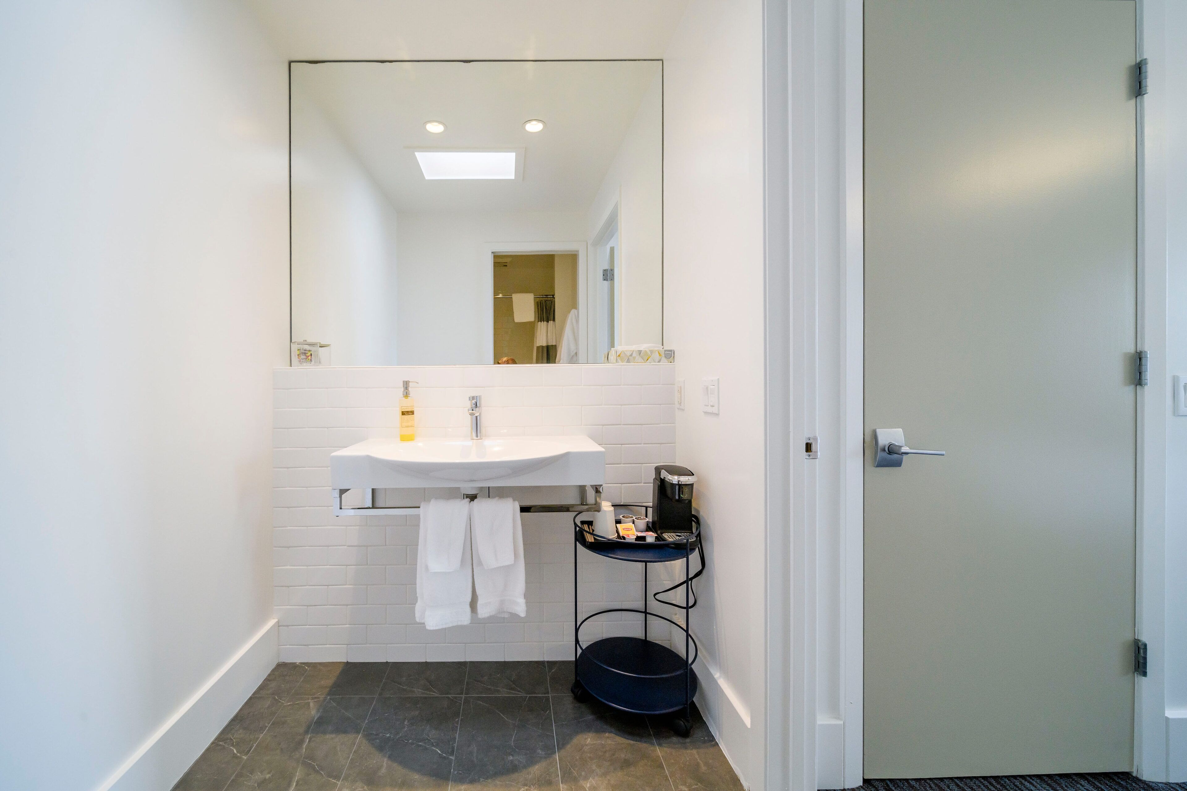 rainfall showerhead, free toiletries, hair dryer, towels