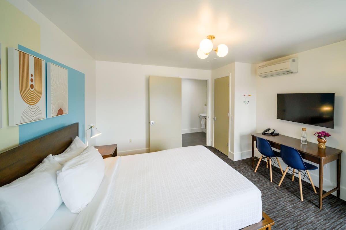 Superior kamer, 1 queensize bed | Een kluis op de kamer, een bureau, verduisterende gordijnen