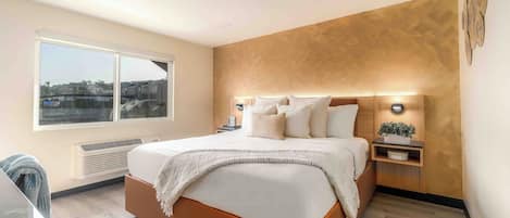 Habitación, 1 cama de matrimonio grande | Caja fuerte, decoración individual, mobiliario individual y escritorio