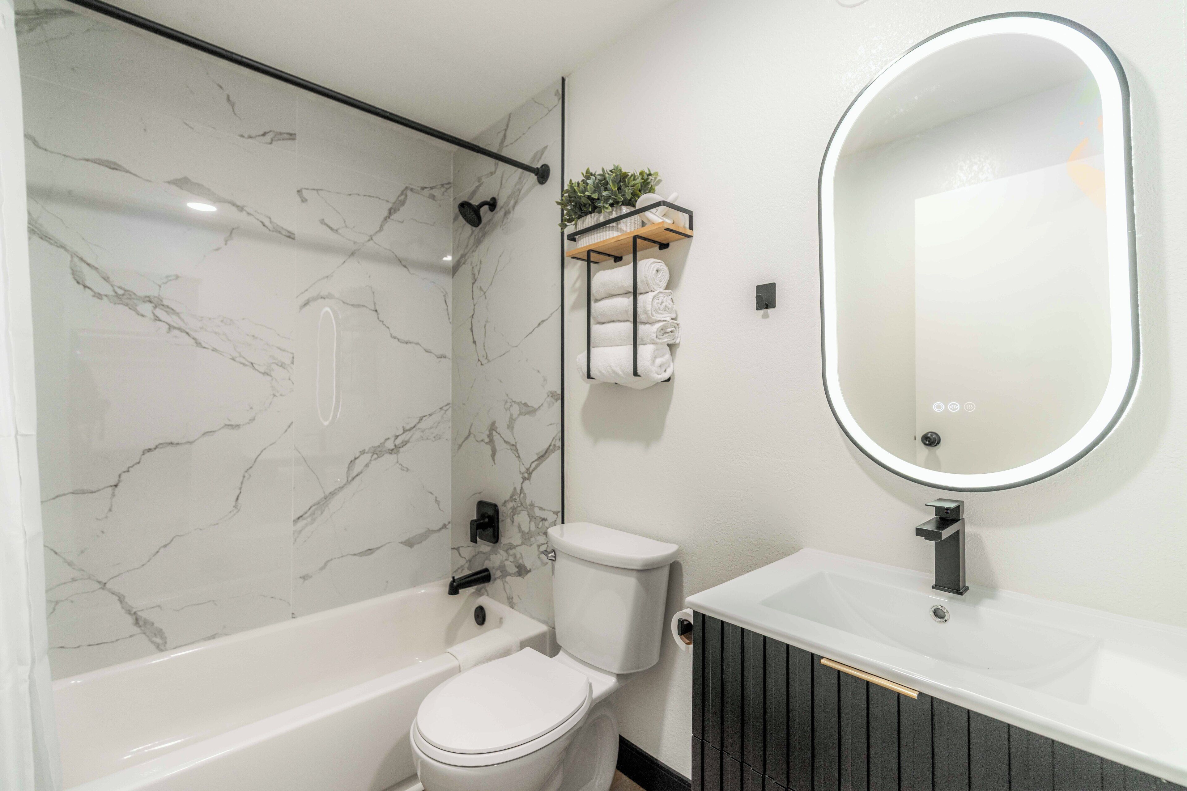 Badkar/dusch, gratis toalettartiklar, hårtork och handdukar