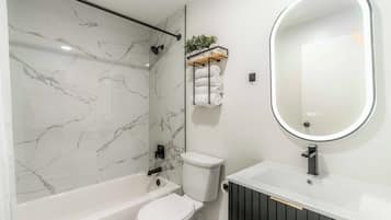 Badkar/dusch, gratis toalettartiklar, hÄrtork och handdukar