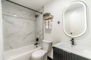 Combined shower/bathtub, free toiletries, hair dryer, towels