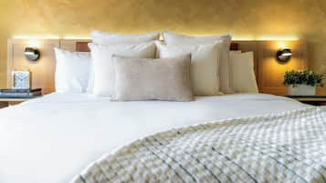 Rum - 1 kingsize-sÀng | VÀrdeförvaringsskÄp pÄ rummet, individuell inredning och unika möbler