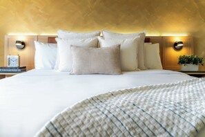 Room, 1 King Bed | In-room safe, individually decorated, individually furnished, desk