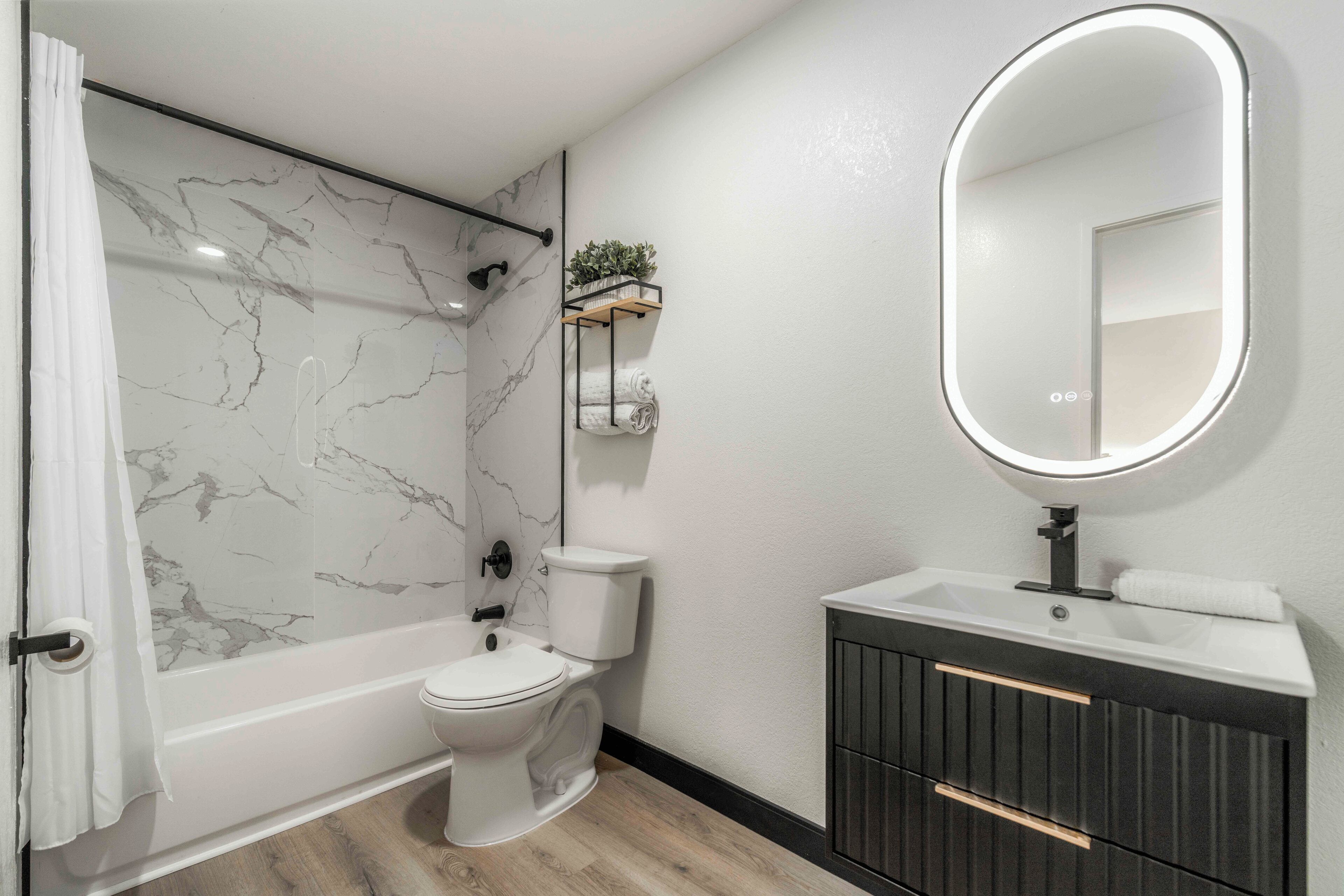 Een bad/douchecombinatie, gratis toiletartikelen, een haardroger