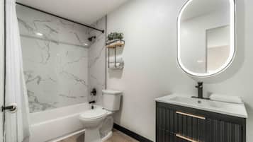 Een bad/douchecombinatie, gratis toiletartikelen, een haardroger