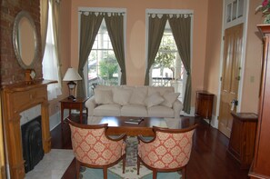 Didekorasi berbeda-beda dan dilengkapi dengan perabotan berbeda-beda