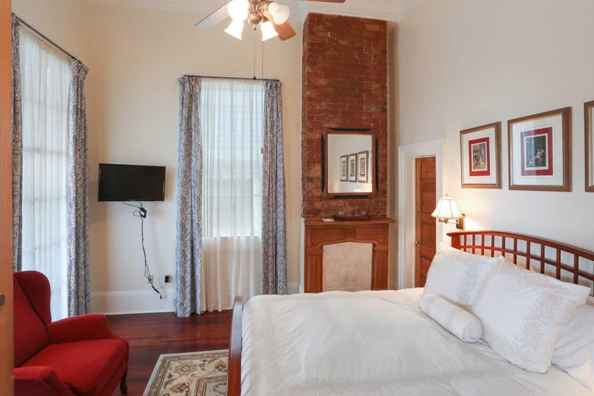 Chambre, 1 grand lit | Espace de travail pour ordinateurs portables, système d’insonorisation