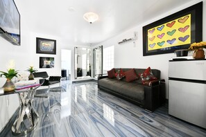 Chambre Deluxe, 1 grand lit et 1 canapé-lit, vue piscine